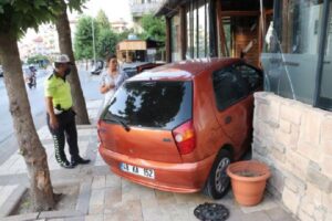 Denizli'nin Pamukkale ilçesinde, sürücüsünün kontrolünden çıkan otomobil, kaldırıma çıktı, restoranın giriş
