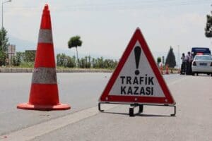 K&uuml;tahya'nın Tavşanlı il&ccedil;esinde kontrolden &ccedil;ıkan otomobilin şarampole devrilmesi sonucu meydana
