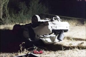 Denizli'nin Pamukkale il&ccedil;esinde, şarampole devrilen otomobildeki s&uuml;r&uuml;c&uuml;&nbsp;Tarık Sayar (23) ve