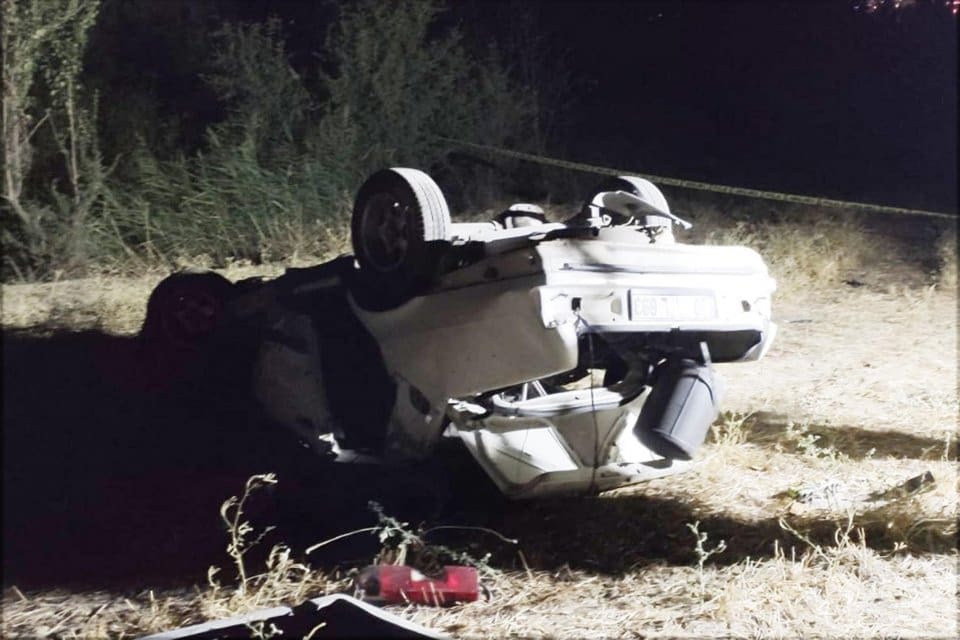 Denizli'nin Pamukkale il&ccedil;esinde, şarampole devrilen otomobildeki s&uuml;r&uuml;c&uuml;&nbsp;Tarık Sayar (23) ve