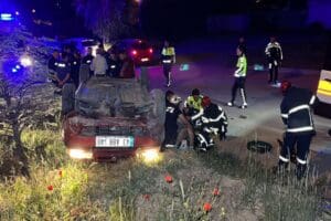 K&uuml;tahya'da alkoll&uuml; s&uuml;r&uuml;c&uuml;s&uuml;n&uuml;n kontrol&uuml;n&uuml; kaybettiği otomobil ağaca &ccedil;arparak takla atıp