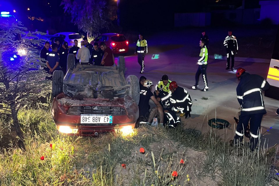 K&uuml;tahya'da alkoll&uuml; s&uuml;r&uuml;c&uuml;s&uuml;n&uuml;n kontrol&uuml;n&uuml; kaybettiği otomobil ağaca &ccedil;arparak takla atıp