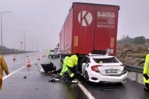 Manisa'da, yağış nedeniyle kayganlaşan yolda kontrolden &ccedil;ıkarak&nbsp;TIR'a &ccedil;arpan otomobilin&nbsp;s&uuml;r&uuml;c&uuml;s&uuml; Ferit
