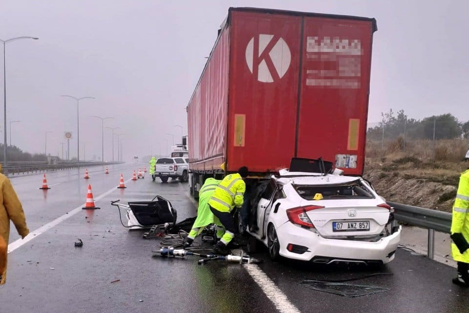 Manisa'da, yağış nedeniyle kayganlaşan yolda kontrolden &ccedil;ıkarak&nbsp;TIR'a &ccedil;arpan otomobilin&nbsp;s&uuml;r&uuml;c&uuml;s&uuml; Ferit