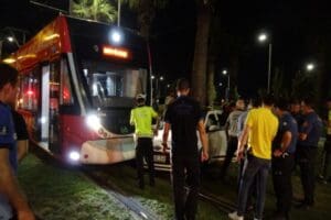 İzmir'in Karşıyaka il&ccedil;esinde, s&uuml;r&uuml;c&uuml;s&uuml;n&uuml;n kontrol&uuml;nden &ccedil;ıkan otomobil tramvay hattına u&ccedil;tu.