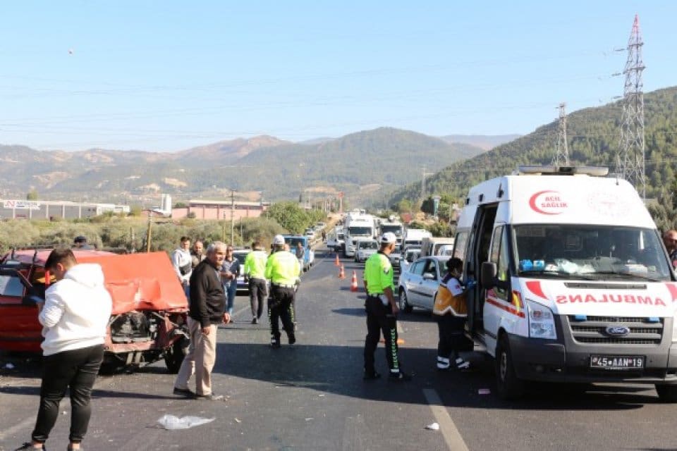 Manisa'nın Turgutlu il&ccedil;esinde, otomobilin şehir i&ccedil;i yolcu taşıma minib&uuml;s&uuml;ne arkadan
