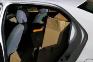 İzmir'in Kemalpaşa il&ccedil;esinde durdurulan otomobilde yapılan aramada kırmızı re&ccedil;eteye tabi