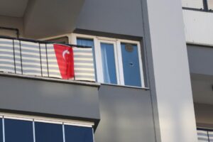 Denizli'nin Pamukkale ilçesinde, dün gece otomobilden havaya rastgele açılan ateşte,