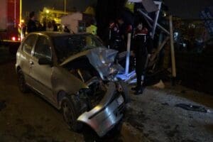 İzmir'in Bornova il&ccedil;esinde s&uuml;r&uuml;c&uuml;s&uuml;n&uuml;n kontrol&uuml;nden &ccedil;ıkan&nbsp;TIR&nbsp;&ouml;nce karşı şeride ge&ccedil;ti, ardından