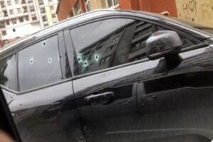 Kağıthane'de park halindeki&nbsp; otomobile, kimliği hen&uuml;z belirsiz kişilerce silahlı saldırı
