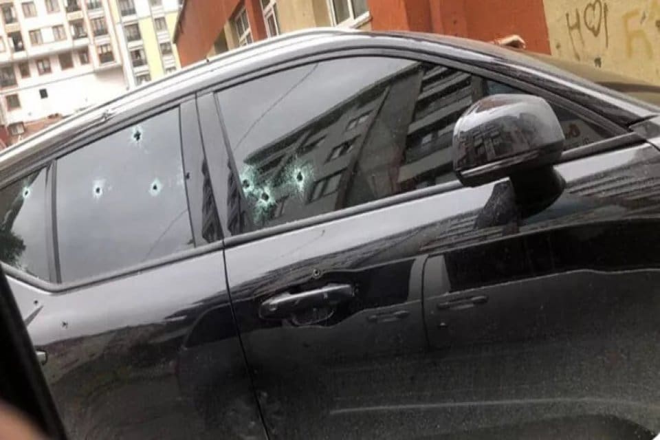 Kağıthane'de park halindeki&nbsp; otomobile, kimliği hen&uuml;z belirsiz kişilerce silahlı saldırı