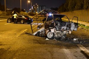 İzmir'in Narlıdere il&ccedil;esinde, otoyolda seyir halindeki otomobil, aynı y&ouml;nde ilerleyen