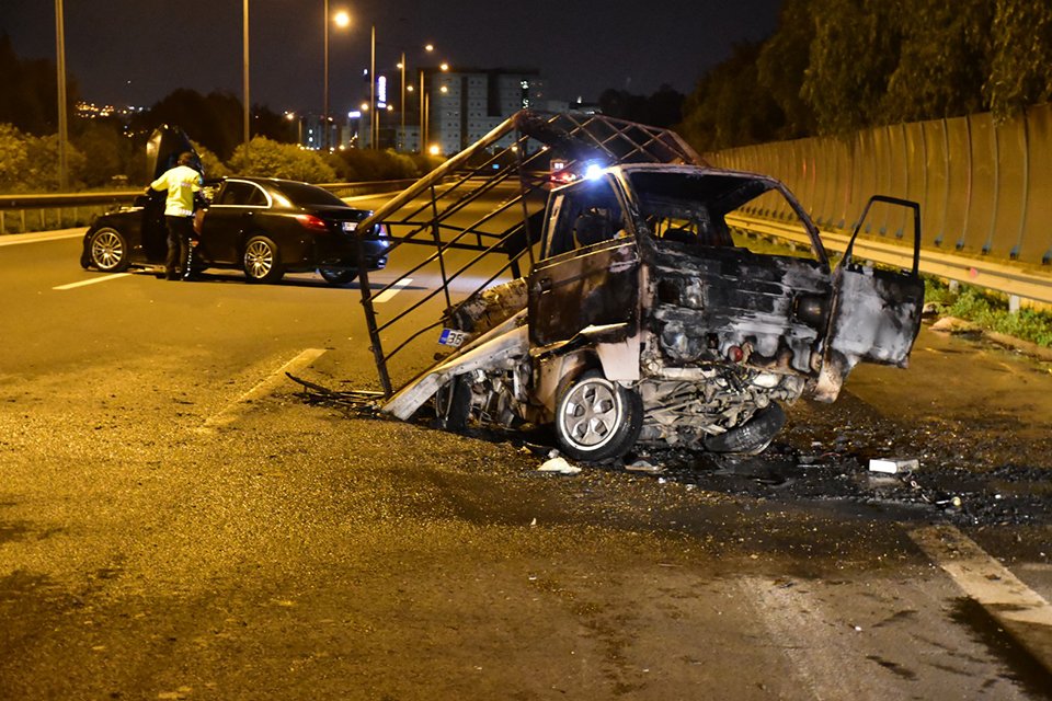 İzmir'in Narlıdere il&ccedil;esinde, otoyolda seyir halindeki otomobil, aynı y&ouml;nde ilerleyen