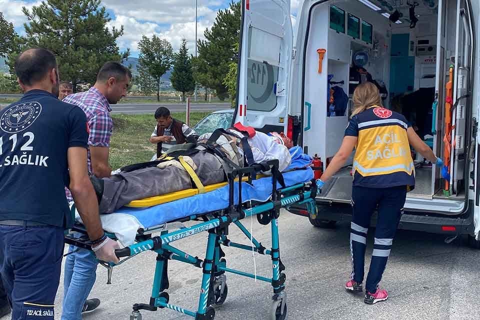 K&Uuml;TAHYA&rsquo;da yolun karşısına ge&ccedil;mek isteyen S&uuml;leyman Taş (67), otomobilin &ccedil;arpması