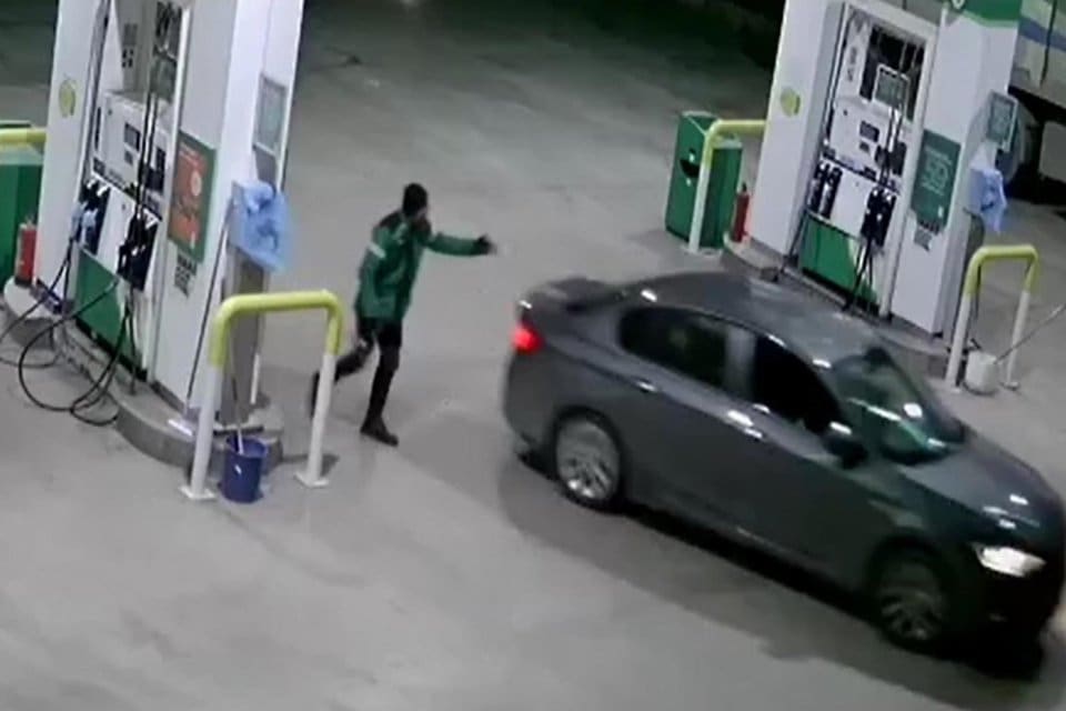 Manisa'nın Turgutlu il&ccedil;esinde, akaryakıt istasyonunda otomobilin deposunu doldurduktan sonra para
