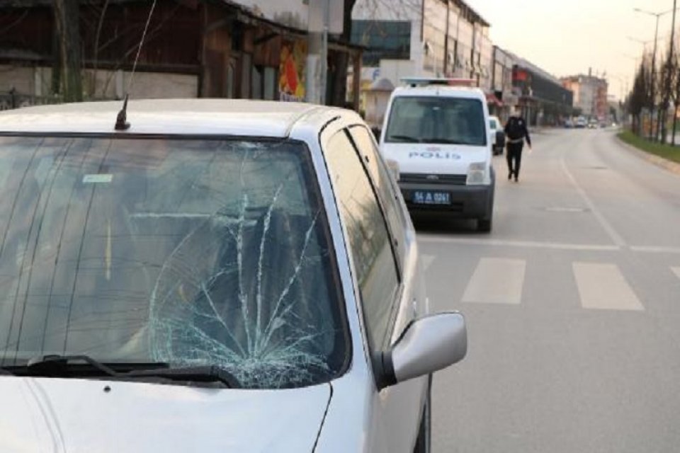 Sakarya'nın Erenler ilçesinde, psikolojik sorunları olan S.K., kendini otomobilin önüne attı. Çarpmanın