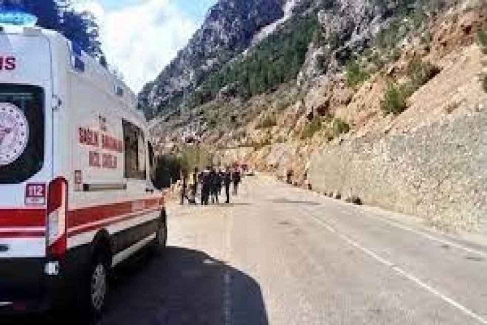 Adana'nın Saimbeyli il&ccedil;esinde, heyelan nedeniyle &uuml;zerine kaya devrilen otomobildeki 4