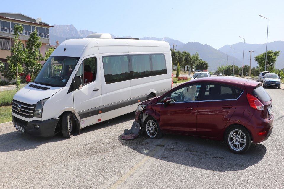 Denizli'nin Merkezefendi il&ccedil;esinde, seyir halindeki otomobile giren arı nedeniyle panik
