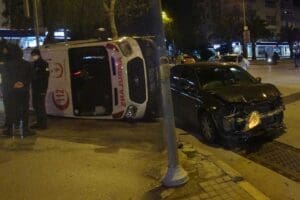 İZMİR'in Bornova il&ccedil;esinde, otomobil ile &ccedil;arpışan ambulans yan yattı. Kazada