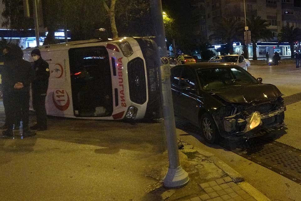 İZMİR'in Bornova il&ccedil;esinde, otomobil ile &ccedil;arpışan ambulans yan yattı. Kazada