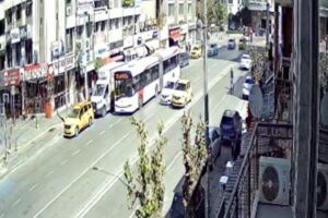 İzmir'in Konak il&ccedil;esinde, s&uuml;r&uuml;c&uuml;s&uuml;n&uuml;n direksiyon hakimiyetini kaybettiği taksi, otomobile &ccedil;arptı.