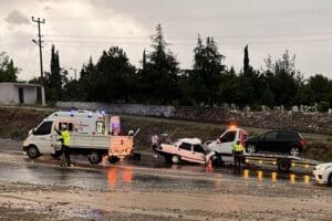 Denizli'nin Pamukkale il&ccedil;esinde, otomobille &ccedil;ekicinin &ccedil;arpıştığı kazada 1 kişi hayatını