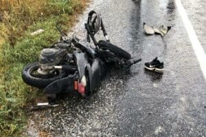 AYDIN'ın Bozdoğan il&ccedil;esinde otomobil ile kafa kafaya &ccedil;arpışan motosikletin s&uuml;r&uuml;c&uuml;s&uuml;