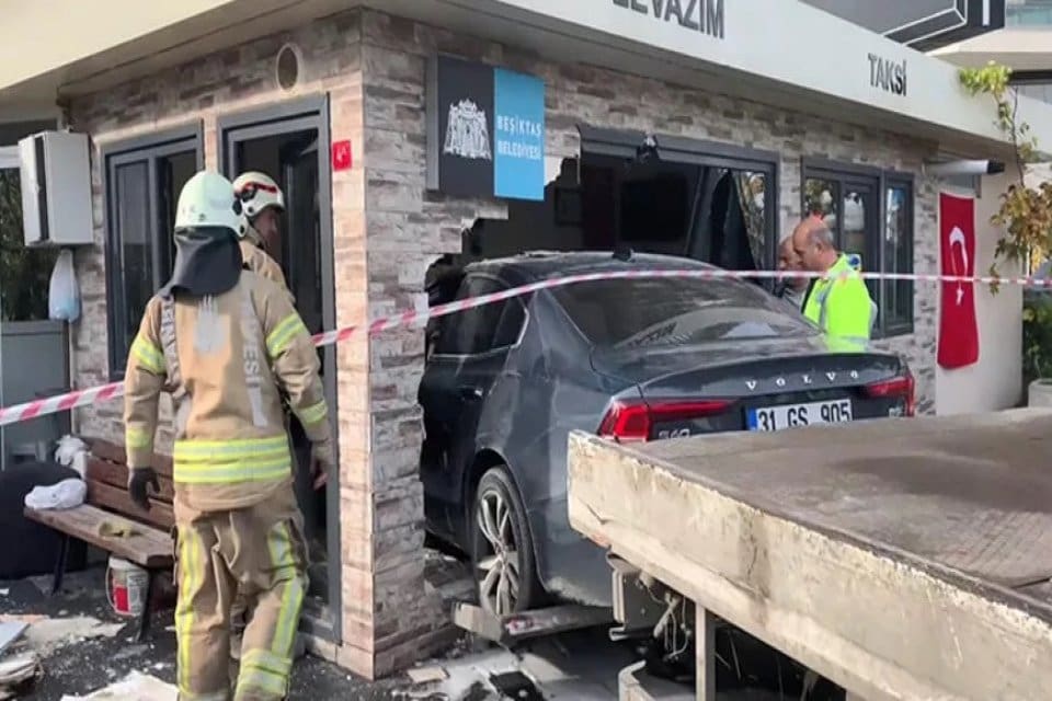 Beşiktaş&rsquo;a s&uuml;r&uuml;c&uuml;s&uuml;n&uuml;n direksiyon hakimiyetini kaybettiği otomobil, taksi durağına girdi. Kaza