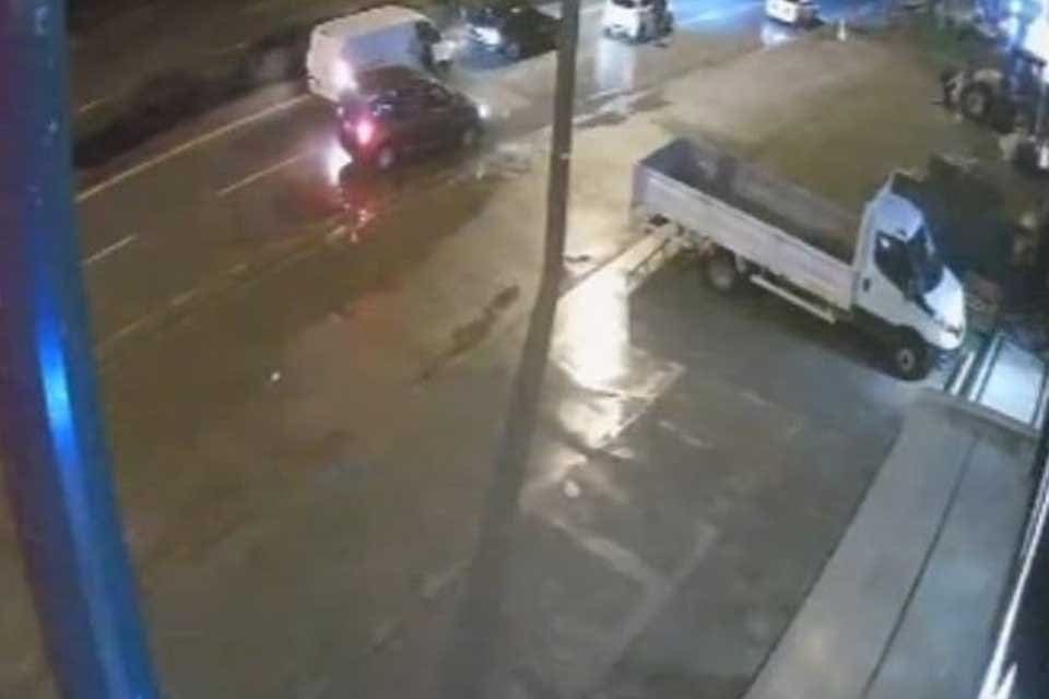 AYDIN'ın Didim il&ccedil;esinde DJ Sercan Dal'ı (28) otomobiliyle giderken, &ouml;n&uuml;nde