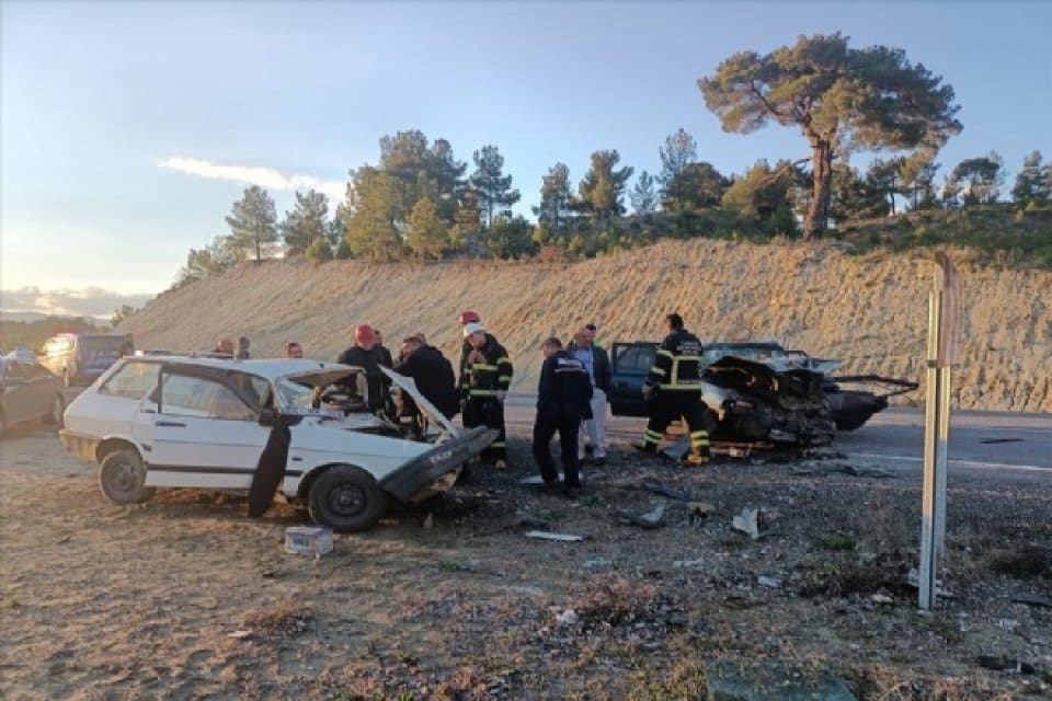 K&uuml;tahya'nın Gediz il&ccedil;esinde iki otomobilin &ccedil;arpışması sonucu 1 kişi &ouml;ld&uuml;,