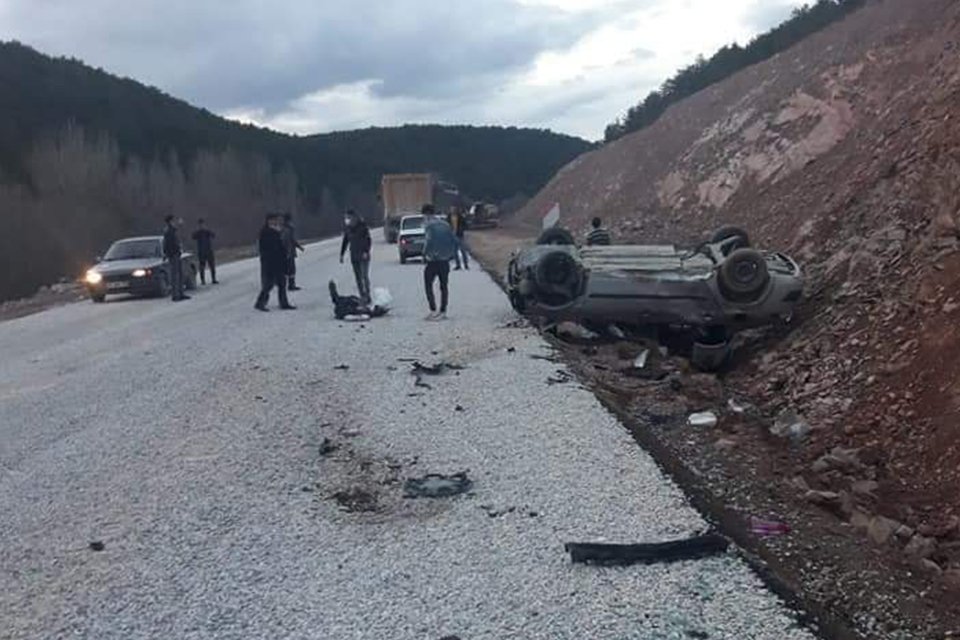 KÜTAHYA'nın Emet ilçesinde, kontrolden çıkan otomobilin takla atarak ters dönmesi