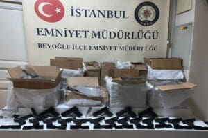İstanbul&rsquo;da yasa dışı silah ticareti yapan ş&uuml;phelileri takip eden polis,