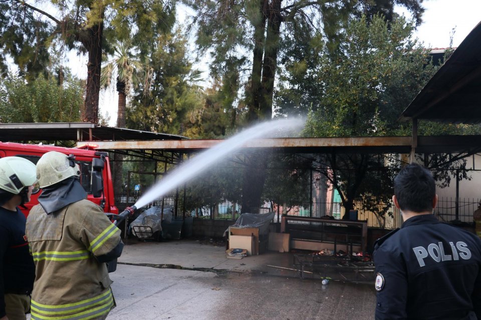İzmir'deki bir açık otoparkın personel odasında, kömür sobasından sıçrayan kıvılcım