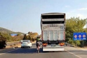 Aydın- Muğla kara yolunda, Menteşe il&ccedil;esine doğru giden bisikletli bir