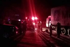 İZMİR’in Bergama ilçesinde, otoyolda seyir halinde olan servis minibüsü aynı