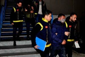 Aydın'ın Didim il&ccedil;esinde, arkadaşlarıyla kahvaltı i&ccedil;in gittikleri restoran &ccedil;ıkışında&nbsp;motosikletli 2