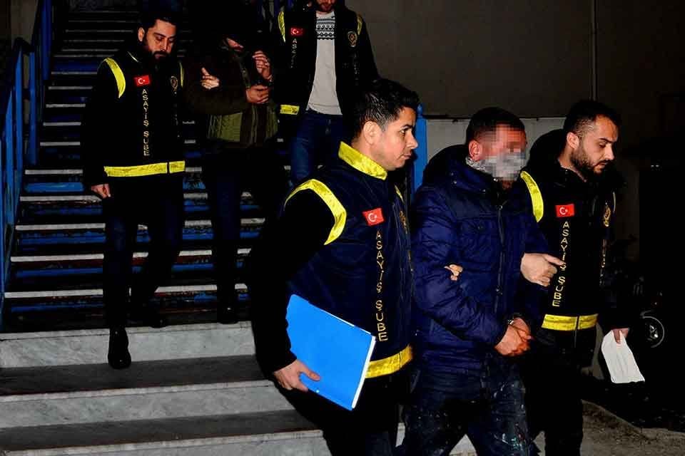 Aydın'ın Didim il&ccedil;esinde, arkadaşlarıyla kahvaltı i&ccedil;in gittikleri restoran &ccedil;ıkışında&nbsp;motosikletli 2