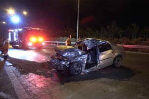 İZMİR&rsquo;in Karabağlar il&ccedil;esinde otomobilin kamyonete &ccedil;arpması sonucu meydana gelen kazada