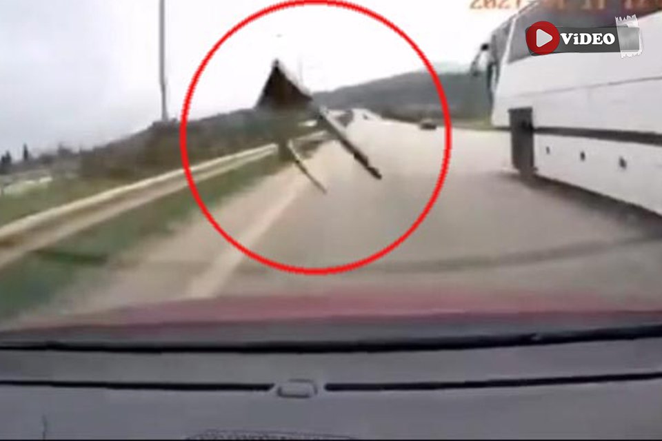 İzmir’de, yolcu otobüsünden kopan çamurluk, arkadan gelen otomobili teğet geçip, refüje çarptı. Trafikte