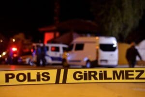 İZMİR&rsquo;in Bal&ccedil;ova il&ccedil;esinde, otoyoldan yolun karşısına ge&ccedil;mek isteyen Fırat Albayrak,