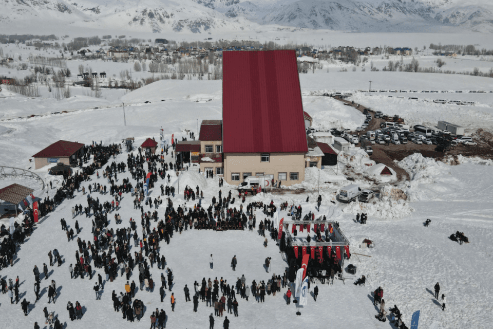 Tunceli'nin Ovacık il&ccedil;esinde ilk defa kar festivali d&uuml;zenlendi. Yaklaşık 3