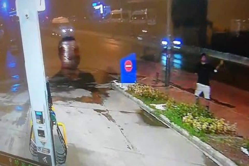 İzmir'in Karşıyaka il&ccedil;esinde, kimliği tespit edilemeyen bir ş&uuml;pheli elindeki el