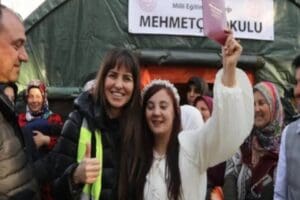 Kahramanmaraş'a giden oyuncu Aslı Tandoğan, &ccedil;adır kentte kalan gen&ccedil; bir