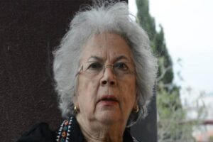 Sanat&ccedil;ı Ayla Karaca (87) corona vir&uuml;s nedeniyle hayatını kaybetti. "Yabancı