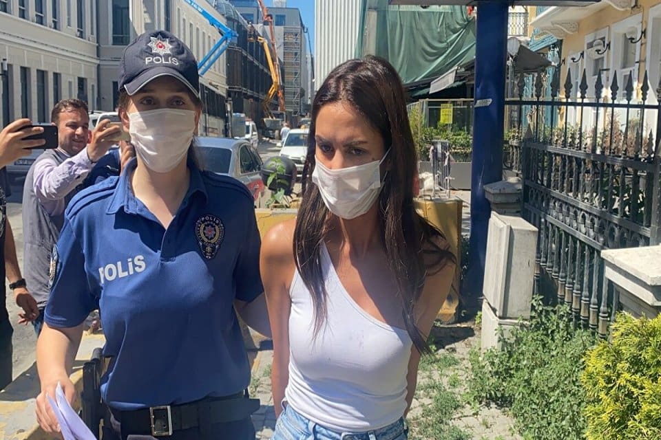 Beyoğlu'nda bir otelin restoranında &ccedil;ıkan kavganın ardından sevgilisiyle birlikte g&ouml;zaltına