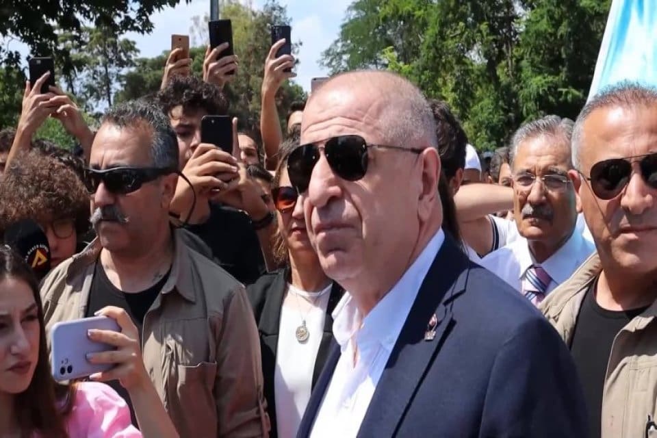 &Uuml;mit &Ouml;zdağ, Antalya&rsquo;daki &ouml;ğrenci intiharlarına değinerek, &ldquo;Yurtlarda bir tarikatın baskısından