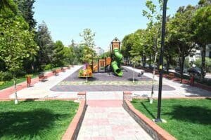 Karabağlar&rsquo;ın en b&uuml;y&uuml;k b&uuml;y&uuml;k yeşil alanlarından biri olan Esenyalı Mahallesi'ndeki
