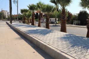 &nbsp; Menderes Belediyesi tarafından &Ouml;zdere yollarında kaldırım &ccedil;alışması ger&ccedil;ekleştirildi. Menderes