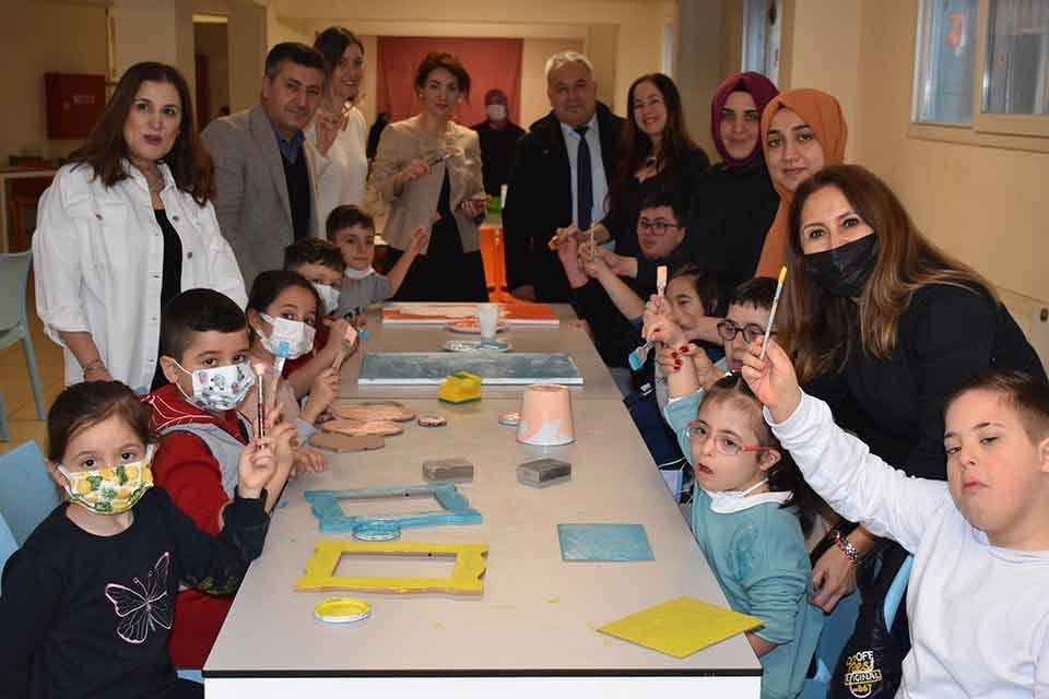 İzmir'de &ouml;zel gereksinime ihtiya&ccedil; duyan otizmli ve down sendromlu &ccedil;ocuklar,