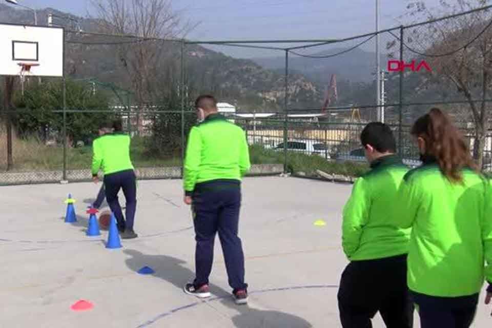 İzmir'de &ouml;zel eğitim okulu m&uuml;d&uuml;r&uuml; ve Uluslararası Zihinsel Engelliler Spor